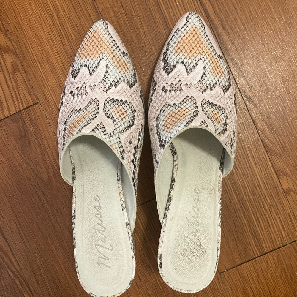 Matisse Women's Snake Print Mules - Cream and Brown